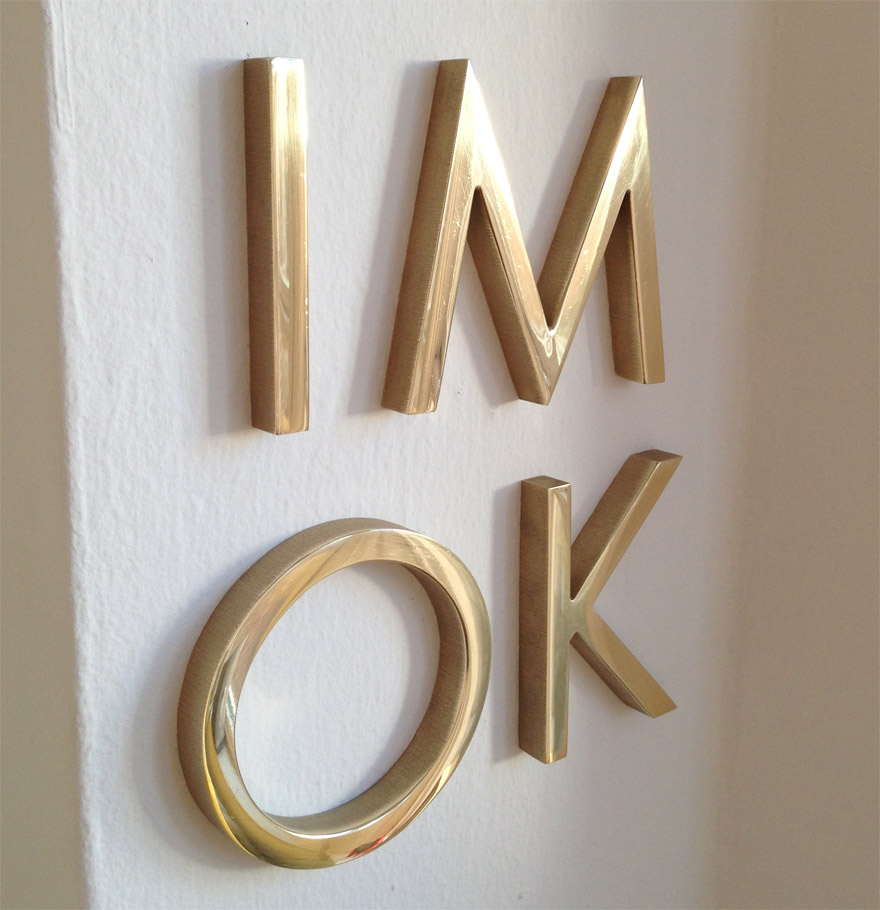 5 design tips to master the brass sign trend everyone’s swooning over